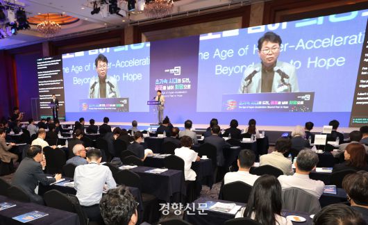 이한주 국정기획위원회 위원장이 25일 서울 중구 롯데호텔에서 열린 <2025 경향포럼> ‘초가속 시대의 도전, 공포를 넘어 희망으로’에서 축사를 하고 있다. 이준헌 기자