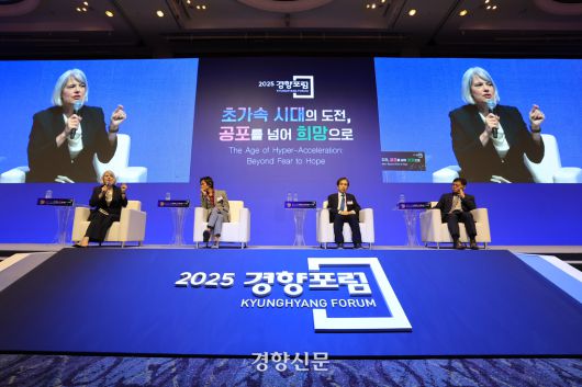 지나 네프 영국 케임브리지대 민더루 기술 민주주의 센터장, 샹뱌오 독일 막스플랑크 사회인류학연구소 소장, 이광형 카이스트 총장이 이정동 서울대 공학전문대학원 교수의 사회로 ‘숨가쁜 변화, 문명사적 대전환’에 대해 대담하고 있다. 2025.6.25 이준헌 기자