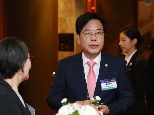 송언석 국민의힘 원내대표가 25일 서울 중구 롯데호텔에서 열린 <2025 경향포럼>에 참석해 차담을 하고 있다. 권도현 기자