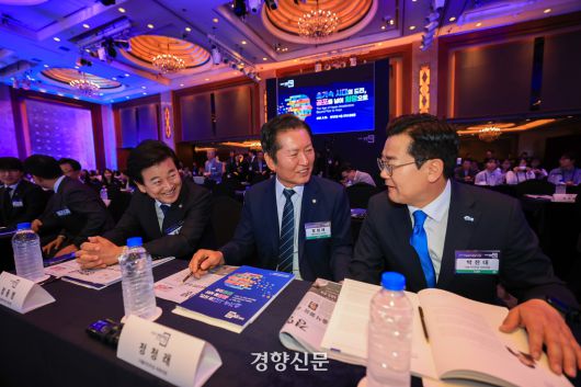 <2025 경향포럼>에서 정동영 통일부장관 후보자와 정청래 더불어민주당 의원, 박찬대 더불어민주당 의원이 대화를 나누고 있다. 이준헌 기자