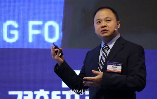 보안 싱가포르 난양공대 컴퓨터과확과 석좌교수가 강연을 하고 있다 . 2025.6.25 권도현 기자