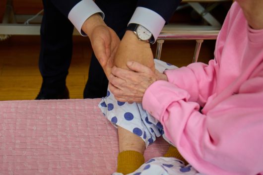 이재명 대통령이 26일 전남 고흥군 국립소록도병원을 방문해 한센인 환자를 위로하고 있다. 대통령실 제공