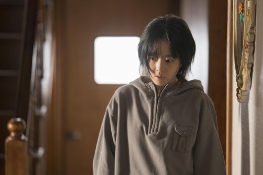 tvN <미지의 서울> 속 과거 집을 나가지 않고 은둔 생활을 하던 미지(박보영)의 모습. tvN 제공