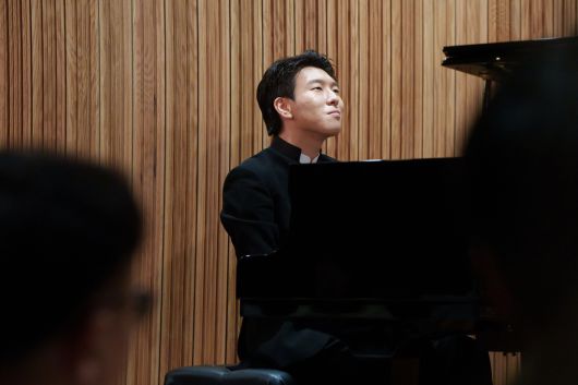 피아니스트 김세현이  26일 서울 세종문화회관에서 열린 기자간담회에서 피아노를  연주하고 있다. 크레디아 제공