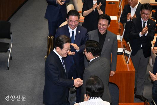 이재명 대통령이 추가경정예산안 시정연설을 위해 국회 본회의장에 입장한 뒤 더불어민주당 대표 선거에 출마한 박찬대 의원과 악수하고 있다. 대통령실사진기자단