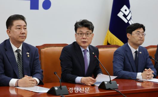 진성준 더불어민주당 정책위의장이 지난 24일 국회에서 열린 원내대책회의에서 발언하고 있다. 박민규 선임기자