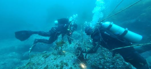지난 14일 울릉도 삼막 인근 바다에서 대한잠수협회 회원들이 폐어구를 수거하고 있다. 대한잠수협회 제공