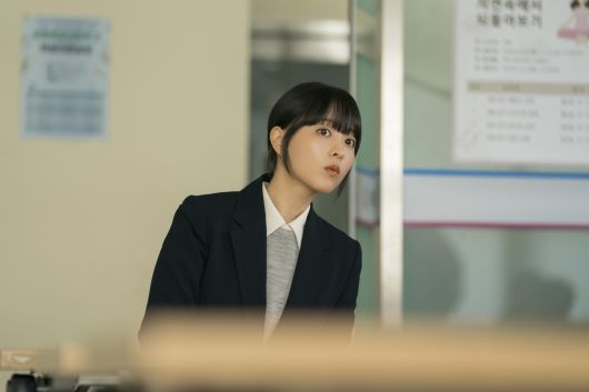 tvN <미지의 서울> 속 미래인 척 그의 회사에 출근한 미지(박보영). tvN 제공