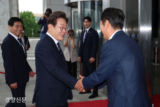 이재명 대통령이 추가경정예산안 시정연설을 위해 국회 본관으로 들어가던 중 더불어민주당 대표 선거에 출마한 정청래 의원과 악수하고 있다. 국회사진기자단