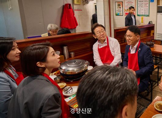 이재명 대통령이 26일 오후 서울 용산 대통령실 앞 대구탕 집에서 직원들과 함께 점심식사를 하고 있다. 2025.6.26. 대통령실 제공