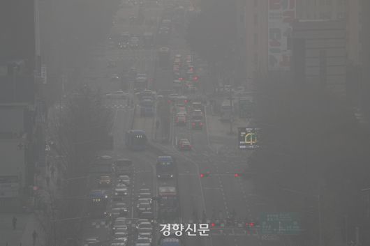 초미세먼지 주의보가 발령된 서울 종로구 도심 일대. 문재원 기자