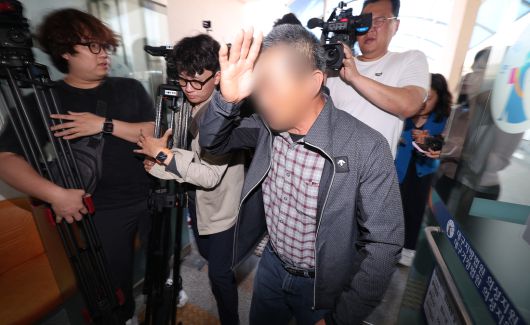 경북 의성군 대구지방법원 의성지원에서 지난 4월 24일 ‘경북 산불’을 유발한 피의자 신분인 60대 과수원 임차인이 구속 전 피의자 심문(영장실질심사)을 받기 위해 출석하고 있다. 연합뉴스