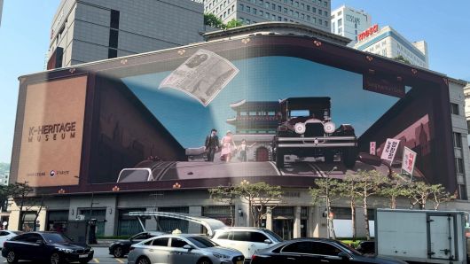 신세계백화점이 지난 5월16일 두번째로 공개한 국가 유산 미디어아트 ‘순종어차 중구 순례’는 순종이 어차를 탔던 1900년대부터 1950년대 숭례문, 1980년대 서울역을 거쳐 2025년 신세계백화점 본점에 도착하기까지의 여정을 그려보는 재미도 쏠쏠하다.