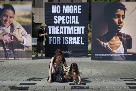 25일(현지시간)  벨기에 브뤼셀의 장 레이 광장에서 국제 캠페인 단체 아바즈가 주관한 설치 전시 ‘그들의 눈을 바라보세요(Look Them in the Eyes)’가 열렸다. 기아 위험에 처한 수천 명의 아이들을 상징하는 사진이 전시됐으며 전쟁으로 숨졌거나 위협받고 있는 어린이들을 추모하는 수백 개의 빈 배낭도 함께 놓였다. AP연합뉴스