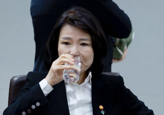 이진숙 방송통신위원장이 지난 24일 용산 대통령실 청사에서 열린 국무회의에 참석해 물을 마시고 있다. 연합뉴스