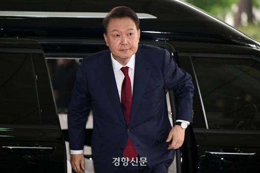 윤석열 전 대통령이 내란 특검 조사를 위해 28일 서울 서초구 서울고검에 출석하고 있다. 정효진 기자