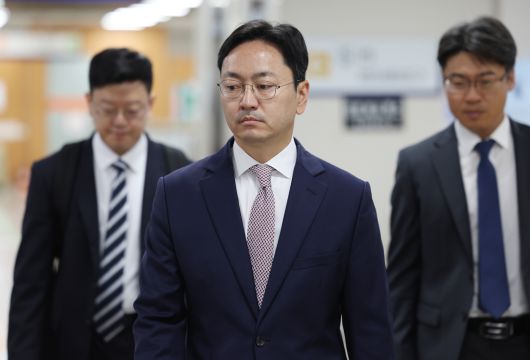 김형수 특검보(가운데)가 지난 25일 서울 서초구 서울중앙지방법원에서 열린 김용현 전 국방부 장관에 대한 구속영장 심문에 출석하기 위해 법정으로 향하고 있다. 연합뉴스