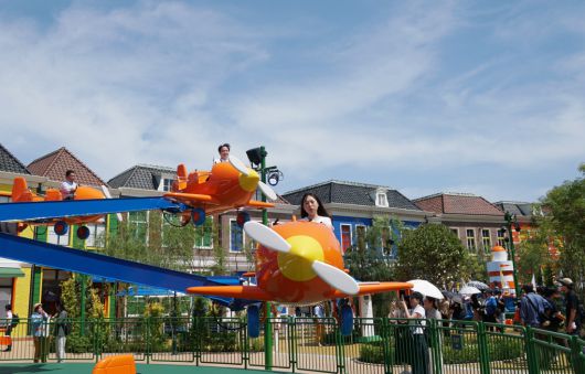 미피 원더 스퀘어에 설치된 놀이기구 ‘조종사 삼촌의 비행 모험’