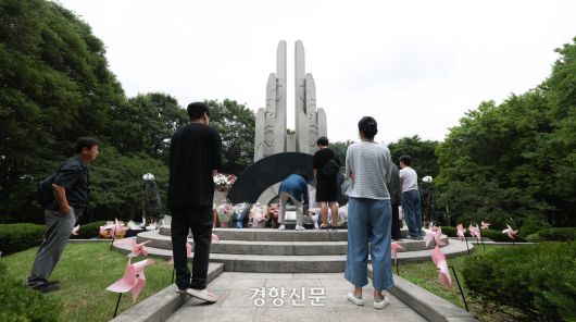 29일 서울 서초구 매헌시민의숲 삼풍백화점 붕괴 참사 위령탑에서 열린 삼풍백화점 붕괴 참사 30주기 추모식에서 유가족들이 희생자를 추모하고 있다. 권도현 기자