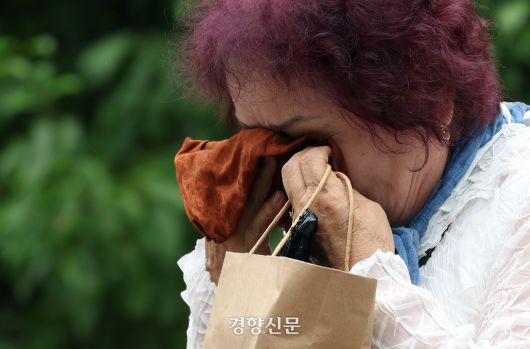 29일 서울 서초구 매헌시민의숲 삼풍백화점 붕괴 참사 위령탑에서 열린 삼풍백화점 붕괴 참사 30주기 추모식에서 유가족이 눈물을 흘리고 있다. 권도현 기자