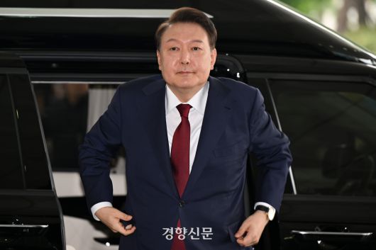 윤석열 전 대통령이 내란 특검 조사를 위해 지난 28일 서울 서초구 서울고검에 출석하고 있다. 정효진 기자