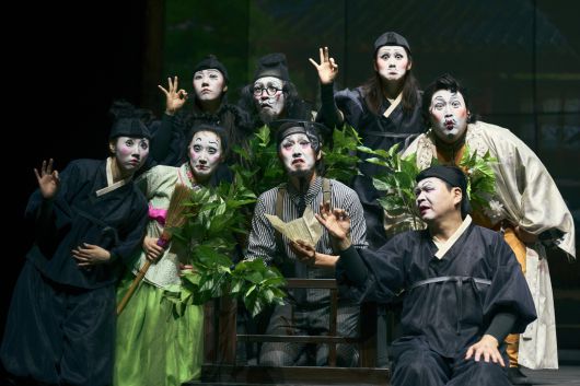 연극 <십이야>의 접근성 회차는 ‘그림자 수어 통역’을 제공한다. 수어통역사들이 배우와 함께 무대에 올라 수어 통역을 하는 동시에 배우와 호흡을 맞춘 연기를 선보인다.  국립극단 제공