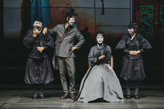 연극 <십이야>에서 최황순 수어통역사(맨 왼쪽)이 극중 마름 역 배우(성원)와 합을 맞추며 수어 통역을 하고 있다.    국립극단 제공