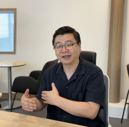 최황순 수어통역사가 지난 20일 서울 명동예술극장 회의실에서 공연 수어 통역 과정에 대해 설명하고 있다.       국립극단 제공