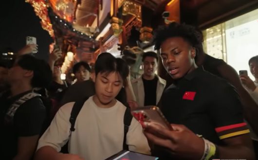 미국 인기 유튜버 채널인 아이쇼스피드는 중국 문화를 체험하는 동영상을 올려 중국 관영 매체의 주목을 받았다. 사진 아이쇼스피드 캡처