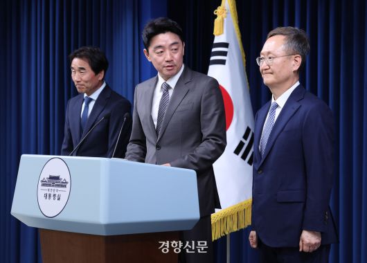 강훈식 대통령 비서실장(가운데)이 29일 서울 용산구 대통령실 브리핑룸에서 인사 관련 브리핑을 하고 있다. 왼쪽은 전성환 경청통합수석, 오른쪽은 봉욱 민정수석. 대통령실사진기자단