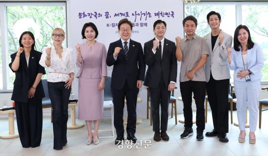 이재명 대통령이 30일 서울 용산구 대통령실 파인그라스에서 열린 문화예술계 수상자 간담회 ‘문화강국의 꿈, 세계로 나아가는 대한민국’ 행사에서 참석 문화예술계 수상자들과 기념촬영을 하고 있다.(왼쪽부터 허가영 감독, 조수미 성악가, 김혜경 여사, 이 대통령, 박천휴 작가, 김원석 감독, 박윤재 발레리노, 강유정 대변인) /2025.06.30 대통령실사진기자단