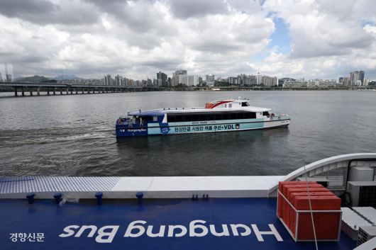 서울시 한강버스가 1일 잠실 선착장을 향해 가고 있다. 문재원 기자