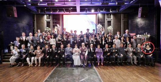 손효숙 리박스쿨 대표가 2023년 9월 25일 서울 종로구 성균관컨벤션웨딩홀에서 열린 제21기 민주평통종로구협의회 출범식에 참석해 기념사진을 촬영하고 있다. 민주평화통일자문회의 웹사이트 갈무리