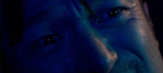 세월호 참사 당시 수중 구조·수습 활동에 참여한 민간 잠수사들을 주인공으로 한 영화 <바다호랑이>는 참사 희생자의 모습을 직접적으로 재현하지 않는다. 대신 잠수사 나경수(이지훈)의 눈빛과 시선으로 그가 보았을 바다를 관객이 상상하게 한다. 영화로운형제 제공