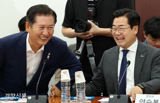 더불어민주당 대표 선거에 출마한 정청래(왼쪽)·박찬대 의원이 2일 국회 본관 민주당 원내대표회의실에서 열린 검찰개혁 토론회 참석해 서로 손을 잡고 있다. 박민규 선임기자