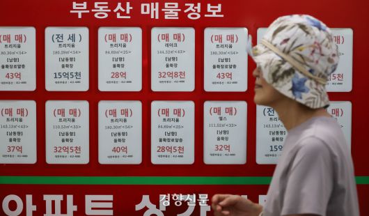 지난달 30일 서울 송파구의 한 공인중개사무소 안내판에 매물 정보가 게재되어 있다. 성동훈 기자