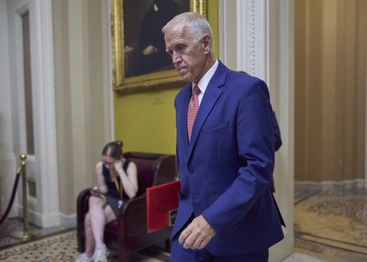 미국 공화당 소속인 톰 틸리스 연방 상원의원(노스캐롤라이나)이 지난달 17일(현지시간) 회의장에서 걸어나오고 있다. AP연합뉴스