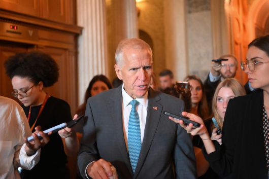 톰 틸리스 미 연방 상원의원(노스캐롤라이나)이 지난 1일(현지시간) 의회에서 기자들의 질문에 답하고 있다. EPA연합뉴스