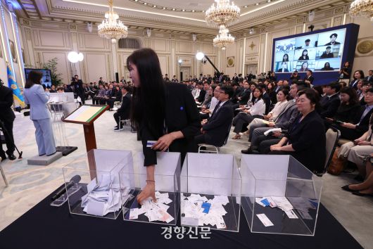 서울 종로구 청와대 영빈관에서 3일 열린 이재명 대통령 취임 첫 공식 기자회견 ‘대통령의 30일, 언론이 묻고 국민에게 답하다’에 참석한 출입기자 간사가 질문할 기자를 선택하기위해 명함을 뽑고 있다. 김창길 기자