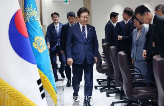 President Lee Jae-myung enters the Cabinet meeting held at the presidential office in Yongsan, Seoul, on July 1. / Reporter Kim Chang-gil