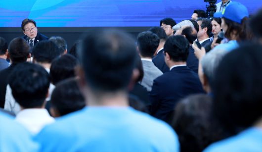 이재명 대통령이 지난달 25일 광주광역시 국립아시아문화전당에서 열린 ‘광주시민·전남도민 타운홀미팅’에서 12·29 제주항공 여객기 참사 유가족 발언을 듣고 있다. 대통령실사진기자단