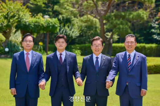 President Lee Jae-myung (2nd from right) poses for a commemorative photo with ruling and opposition party leaders before a luncheon meeting at the presidential residence in Hannam-dong, Seoul, on June 22. From left, Song Eon-seog, floor leader of the main opposition People Power Party (PPP), Kim Yong-tae, interim leader of the PPP, and Kim Byung-kee, acting leader and new floor leader of the ruling Democratic Party of Korea. / Photo provided by the presidential office