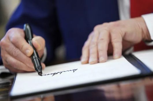 지난 4월 9일 행정명령에 서명하고 있는 도널드 트럼프 미국 대통령. AP연합뉴스