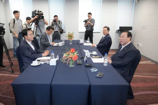 충청권 4개 시도 단체장이 지난달 19일 세종에 있는 한 호텔에서 만나 얘기를 나누고 있다. 세종시 제공