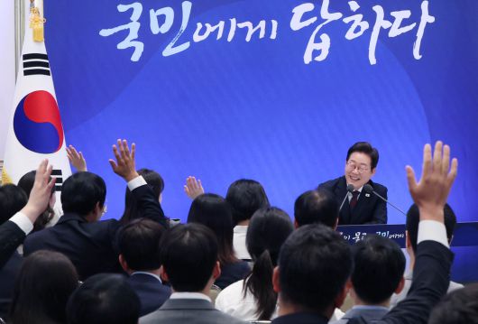 <뜨거운 ‘질문’ 열기> 이재명 대통령이 3일 청와대 영빈관에서 열린 첫 공식 기자회견 ‘대통령의 30일, 언론이 묻고 국민에게 답하다’에 참석한 기자들의 질문을 받고 있다. 질의응답은 기자단의 무작위 추첨과 대통령의 지목으로 진행됐다. 김창길 기자