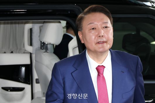 윤석열 전 대통령이 5일 오전 서울 서초구 서울고검 청사에 마련된 ‘내란 특검’ 사무실에 피의자 신분으로 출석하고 있다. 문재원 기자