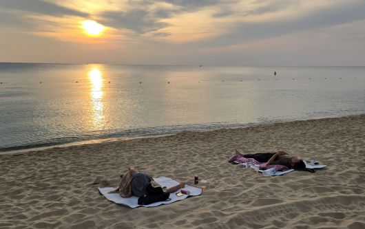 강원 강릉지역에 지난 6월 29일부터 7일째 열대야가 지속되는 가운데 6일 새벽 무더위에 잠을 못 이룬 피서객과 시민들이 경포해변 백사장에서 잠을 자고 있다. 연합뉴스.