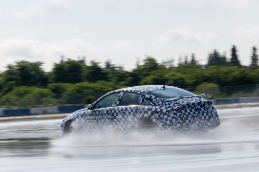 아이오닉 6 N이 남양연구소 테스트 시설의 젖은 노면에서 드리프트 시연을 하고 있다. 현대차 제공