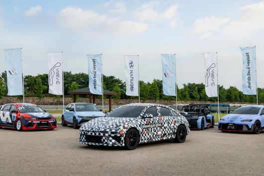 아이오닉 6 N이 RN 24  등 현대차가 만든 고성능차와 함께 남양연구소에 전시돼 있다.