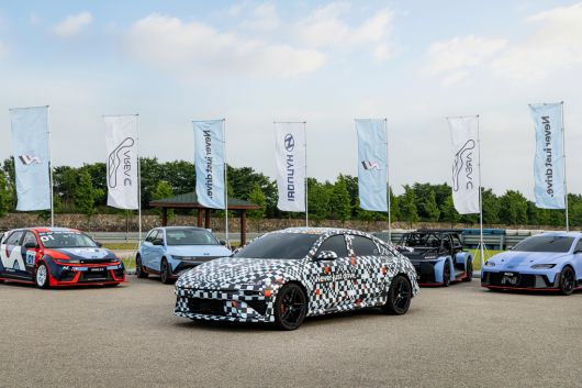 아이오닉 6 N이 RN 24, 아이오닉 5 N 등 현대차가 만든 고성능차와 함께 남양연구소에 전시돼 있다.